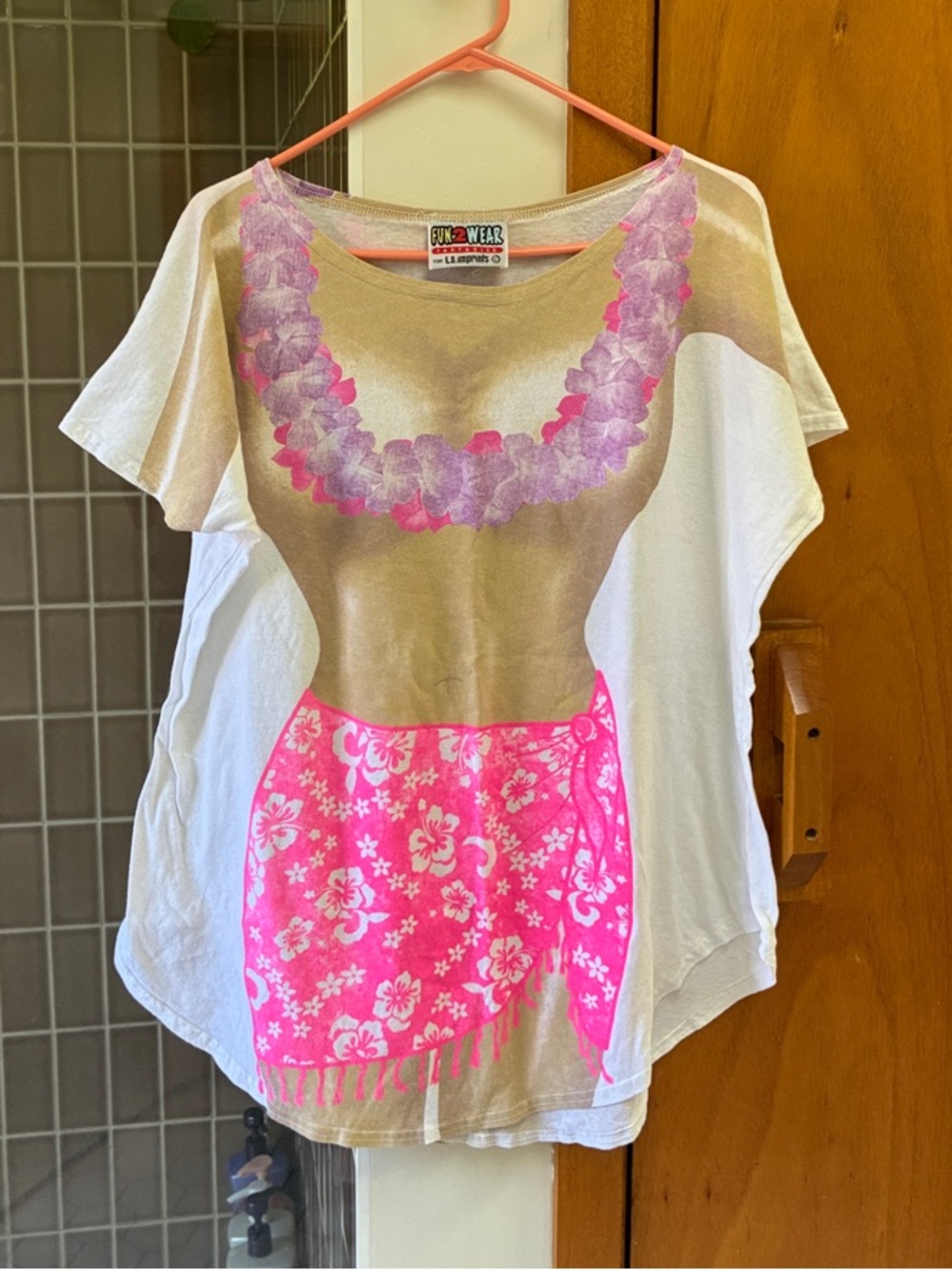 Novelty Hawaiian body print top in White and Hot Pink